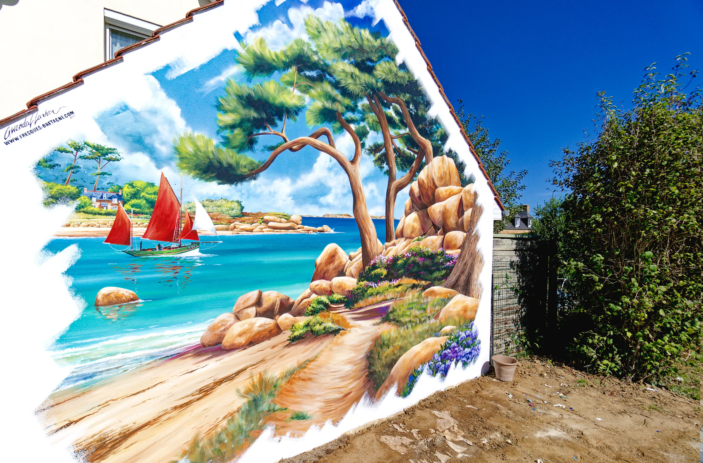 Fresque de paysage maritime en trompe-l'œil sur un pignon, pins, rochers de granit rose, voilier à voiles rouges et plage, peinture murale à Trégastel-Ploumanac'h